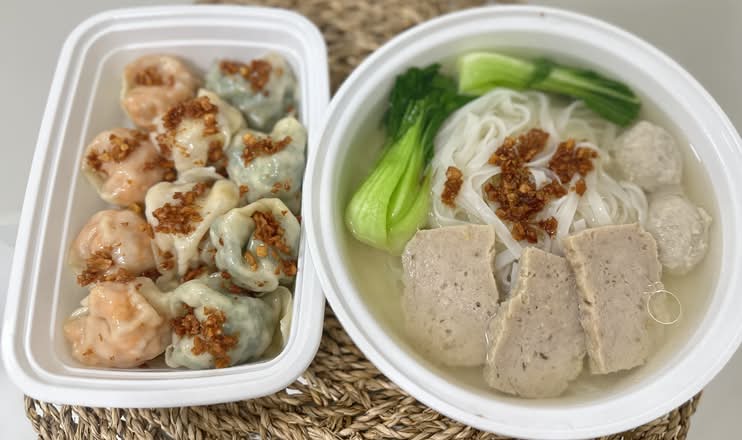 A套餐. Steamed Dumplings (8 Pieces) + Traditional Rice Noodle Soup + Beverage / 蒸饺 (8个)+ 传统裸条汤+ 红茶